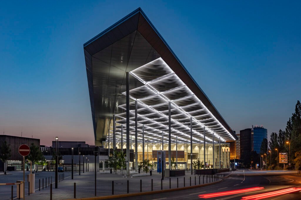 GRIDexpo 2025: Messe Düsseldorf startet neue internationale Fachmesse für intelligente Stromnetze | Pugnalom Künftige Heimat der GRIDexpo: Messe Düsseldorf - Eingang Süd und Halle 1 / Credits: Ansgar Maria van Treeck