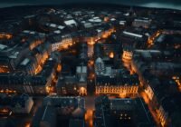 Hell, heller, am hellsten: Nicht nur in Städten, auch in Dörfern und ländlichen Gebieten wird die Nacht durch die Beleuchtung selbst kleinster Areale zum Tag gemacht. Am schlimmsten trifft es nachtaktive Arten: Zahlreiche sind bereits ausgestorben. (Credits: freepik)