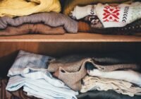 Im Schnitt kauft jeder Deutsche pro Jahr 60 Kleidungsstücke - bzw. rund 15 kg. Etwa fünf Kilo davon landen im Kleidercontainer. Pro Kopf werden damit 391 kg an Rohstoffen verbraucht, 9.000 Liter Wasser und 400 Quadratmeter Landfläche. Hinzu kommen 270 Kilogramm an CO?-Äquivalenten. (Credits: pixabay)