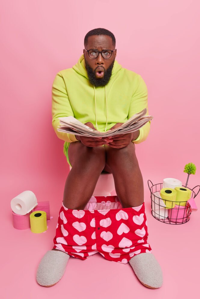 Pro Tag scheidet jeder Mensch zwischen 100 und 250g Stuhl sowie zwischen 1 und 1,5 Liter Urin aus. Das sind im Jahr pro Kopf etwa fünf Tonnen Stuhl und 540 Liter Urin im Jahr - ein bislang ungenutztes Potenzial. (Credits: freepik)