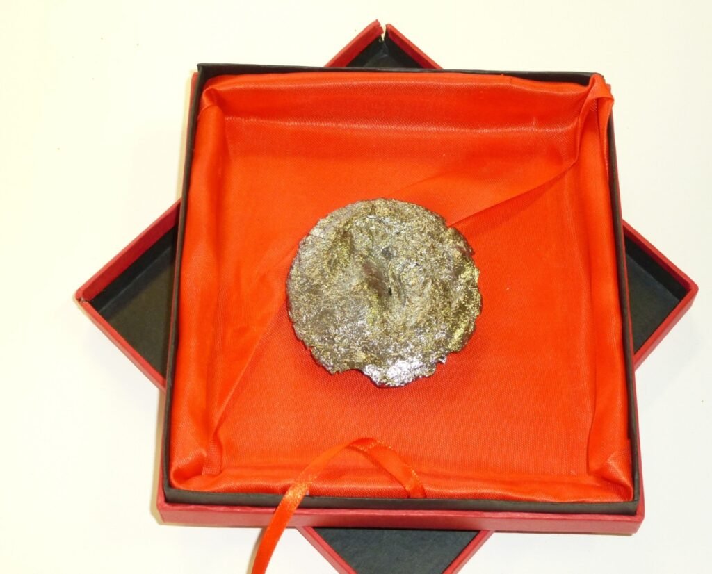 Ein Bild von einer „Goldmedaille“ aus Kohlenstoff, bei der die Elektronen des Kohlenstoffs Gold spielen. Das Stück ist etwa 100-mal leichter als Gold und 10.000-mal billiger. (Quelle/Copyright: MPICI)  