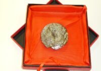 Ein Bild von einer „Goldmedaille“ aus Kohlenstoff, bei der die Elektronen des Kohlenstoffs Gold spielen. Das Stück ist etwa 100-mal leichter als Gold und 10.000-mal billiger. (Quelle/Copyright: MPICI)  