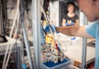 Die AEM Wasserelektrolyseur-Zelle arbeitet mit einer neu entwickelten Membranelektrodeneinheit (MEA), die mit einem schichtstrukturierten Nickel-basierten Anodenkatalysator direkt beschichtet ist. (Quelle: Flo Force Fotografie, Copyright: Hahn-Schickard & IMTEK Universität Freiburg)