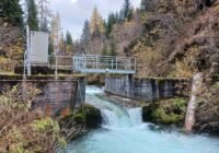 Messstation im Dischmabach bei Davos. Alle zehn Minuten nehmen Sensoren hier wichtige Daten auf. (Quelle: Amber van Hamel, Copyright: SLF)