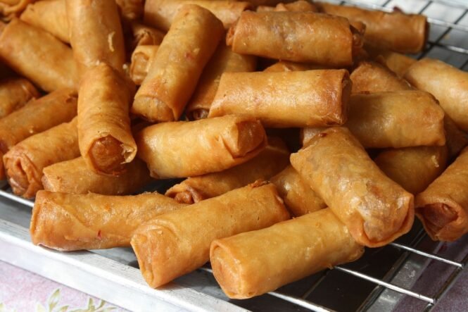 spring-rolls-1755962_1280 | Pugnalom Jährlich fallen weltweit 119 Millionen Tonnen gebrauchtes Pflanzenöl an, hauptsächlich aus Gewerbeküchen und Restaurants. Nur ein kleiner Teil davon wird wiederverwendet, beispielsweise zur Produktion von Treibstoffen wie Biodiesel. (Credits: pixabay)