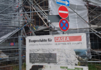 Werbeplakat der Fa. CASEA am Bauzaun der Schachtruppvilla in Osterode (Credits: pugnalom)