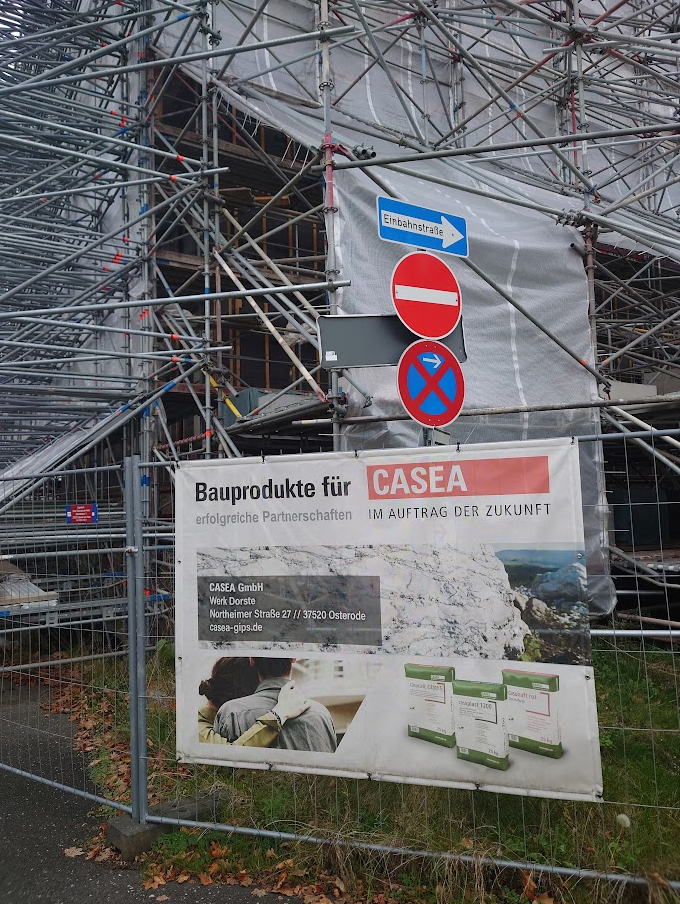 Werbeplakat der Fa. CASEA am Bauzaun der Schachtruppvilla in Osterode (Credits: pugnalom)