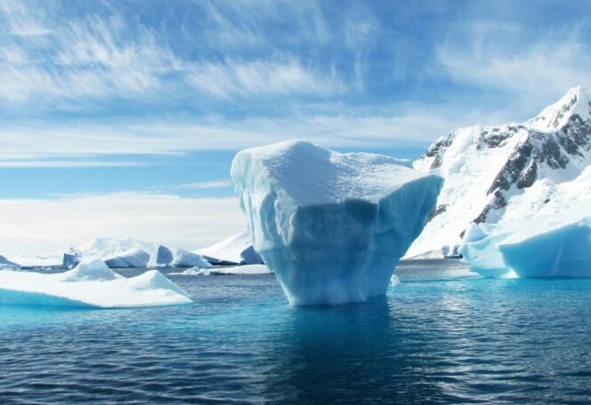 iceberg during daytime | Pugnalom