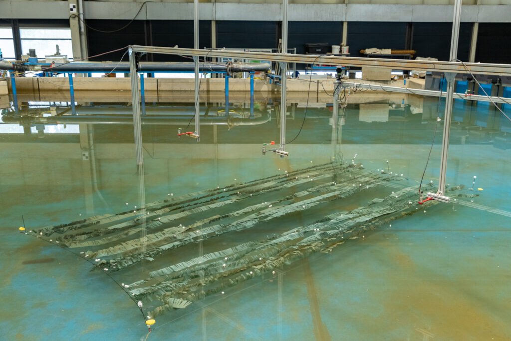 Im Wellenbecken haben die Braunschweiger Wissenschaftler die Seetangfarm im Maßstab 1:20 nachgebaut. ( Quelle: Kristina Rottig/TU Braunschweig)