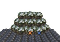 Ein winziger Nanopartikel aus Silber (spiegelnde Atome oben) auf einem Kohlenstoff-Träger. Besonders aktiv sind genau die Positionen des Grenzbereichs (farbige Markierungen). (Credits: TU Wien)