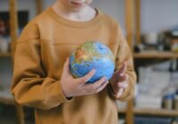 Die Erde in den Händen eines Kindes: Wie werden die kommenden Generationen wohl über unser Wirtschaften denken... (Credits: Anna Shvets/pexels)