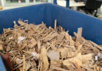 Mit Holzschutzmitteln behandeltes Altholz muss derzeit in genehmigten Großkraftwerken verbrannt werden. (Credits: Fraunhofer IGB)