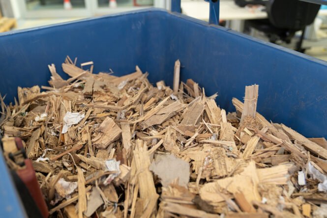 Mit Holzschutzmitteln behandeltes Altholz muss derzeit in genehmigten Großkraftwerken verbrannt werden. (Credits: Fraunhofer IGB)