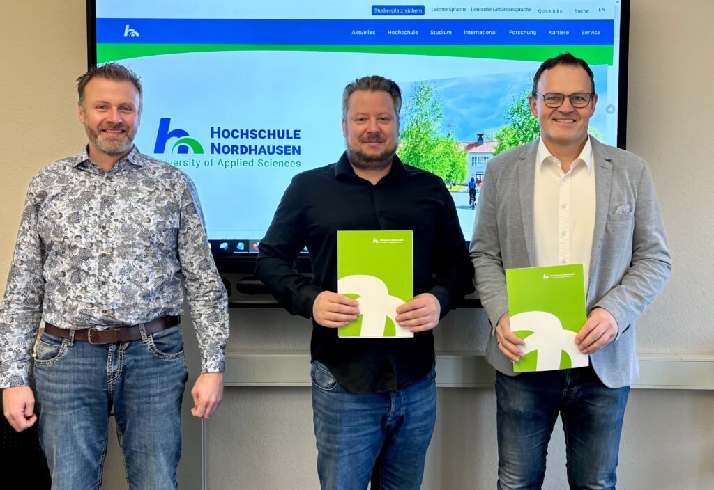 newsimage401377 | Pugnalom Prof. Dr.-Ing. Michael Rutz (links), Dr.-Ing. Sebastian Jeanvré (Mitte) und Prof. Dr. Jörg Wagner (rechts) bei der Vertragsunterzeichnung an der Hochschule Nordhausen (Credits: Tina Bergknapp/Hochschule Nordhausen)