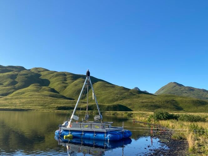 Schwimmende Bohrplattform zur Entnahme von Sedimentkerne aus Seen Alaska | Pugnalom Credits: Weihan Jia, Alfred-Wegener-Institut