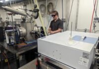 Ein Team der UNSW erzeugte ein Gasgemisch bei verschiedenen Drücken, um die Atmosphäre zu simulieren und die chemische Reaktion zu beobachten. Foto: Zur Verfügung gestellt von der UNSW