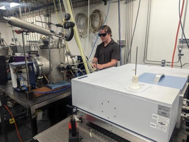 Ein Team der UNSW erzeugte ein Gasgemisch bei verschiedenen Drücken, um die Atmosphäre zu simulieren und die chemische Reaktion zu beobachten. Foto: Zur Verfügung gestellt von der UNSW