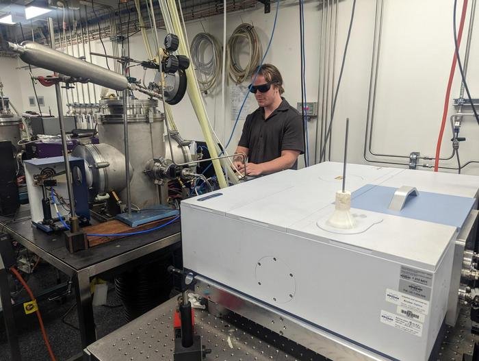 Ein Team der UNSW erzeugte ein Gasgemisch bei verschiedenen Drücken, um die Atmosphäre zu simulieren und die chemische Reaktion zu beobachten. Foto: Zur Verfügung gestellt von der UNSW