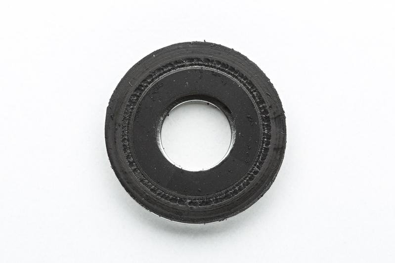 Viele alltäglich Gegenstände aus Kautschuk, z. B. Dichtringe, hinterlassen mit der Zeit auch in der Umwelt ihre Spuren. In einem neuen Projekt »MinaStab« wollen die Partner gemeinsam umweltfreundlichere Elastomere entwickeln | Quelle: Ursula Raapke | Copyright: Fraunhofer LBF