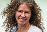 Suzanne Tank, Erstautorin der von der Frontiers Foundation ausgezeichneten Arbeit des Arctic Great Rivers Observatory. Suzanne Tank ist Assistenzprofessorin an der University of Alberta, Kanada. Sie war früher Postdoktorandin am Marine Biological Laboratory und leitende Wissenschaftlerin bei ArcticGRO.