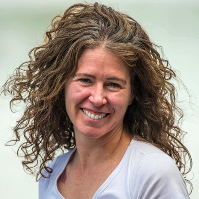 Suzanne Tank, Erstautorin der von der Frontiers Foundation ausgezeichneten Arbeit des Arctic Great Rivers Observatory. Suzanne Tank ist Assistenzprofessorin an der University of Alberta, Kanada. Sie war früher Postdoktorandin am Marine Biological Laboratory und leitende Wissenschaftlerin bei ArcticGRO.