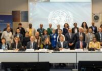 Die stellvertretende MSU-Vizepräsidentin und Professorin Narcisa Pricope (zweite Reihe, Mitte im weißen Kittel) leitete ein internationales Team von Wissenschaftlern bei einer Studie zur Aridifizierung, die kürzlich in Nature Water veröffentlicht wurde. Die Gruppe präsentierte ihre Ergebnisse kürzlich auf der Konferenz der Vertragsparteien des Übereinkommens der Vereinten Nationen zur Bekämpfung der Wüstenbildung (COP) 16 in Riad, Saudi-Arabien; Credits: UNCCD-Mitarbeiter