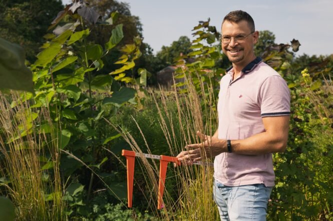 Dominic Wachs auf einer Versuchsfläche_ Credits: Kevin Fuchs
