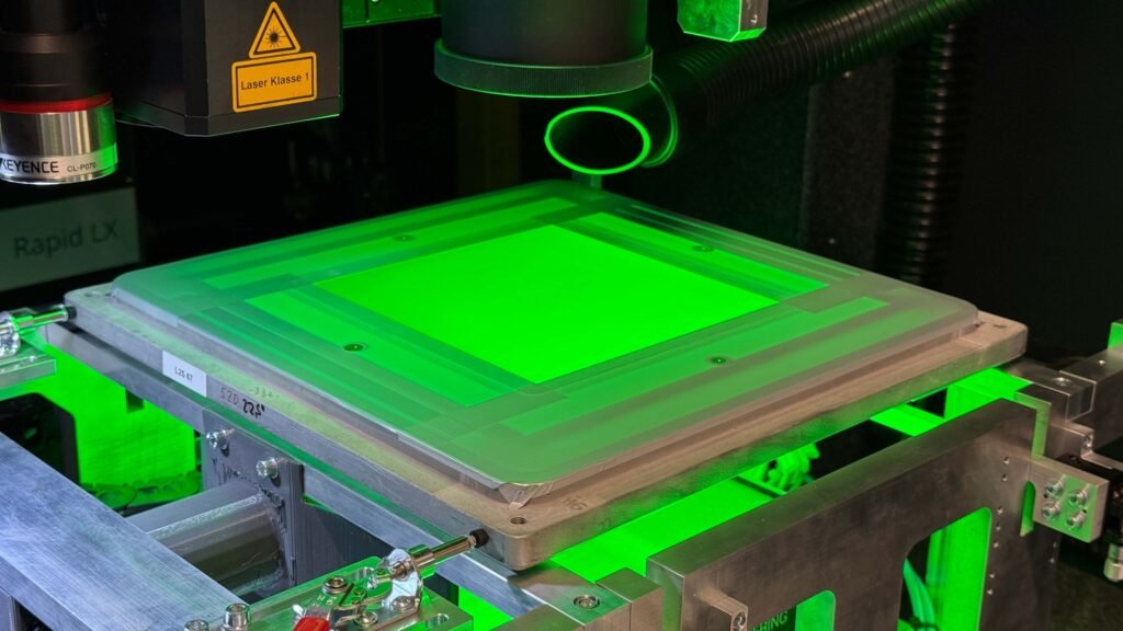 Ein Feingewebesieb erhält feine Laserstrukturen, die dann ein präzises Aufdrucken der Metallisierungspaste im Flachbett-Siebdruckverfahren auf die Solarzellen ermöglicht. Credits: Andreas Lorenz, Fraunhofer ISE