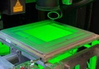 Ein Feingewebesieb erhält feine Laserstrukturen, die dann ein präzises Aufdrucken der Metallisierungspaste im Flachbett-Siebdruckverfahren auf die Solarzellen ermöglicht. Credits: Andreas Lorenz, Fraunhofer ISE