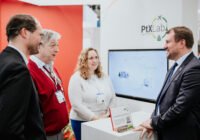 Brandenburgs Wirtschaftsminister Daniel Keller im Austausch mit PtX-Leiter Dr. Harry Lehmann und Mitarbeitenden auf der Hannover Messe 2025 (v.l.n.r.: Dr. Sebastian Wiese-Beeg, Dr. Harry Lehmann, Julia Bieck und Daniel Keller)
