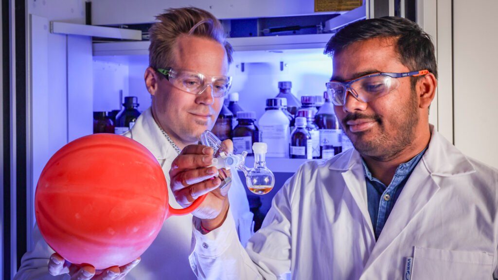 Prof. Dr. Johannes Teichert und Dr. Mahadeb Gorai, credits: Jacob Müller, TU Chemnitz