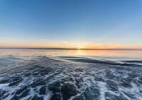 Blick über das Meer. Mit Kurs nach Nordosten, quer durch die Barentsee, verlässt das deutsche Forschungsschiff Polarstern den Hafen Tromsø. | Quelle: Stefan Hendricks | Copyright: Alfred-Wegener-Institut / Stefan Hendricks