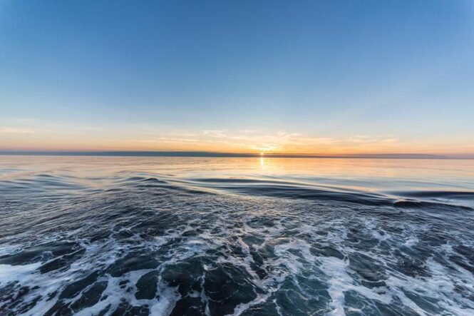 Blick über das Meer. Mit Kurs nach Nordosten, quer durch die Barentsee, verlässt das deutsche Forschungsschiff Polarstern den Hafen Tromsø. | Quelle: Stefan Hendricks | Copyright: Alfred-Wegener-Institut / Stefan Hendricks