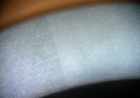 Die Kombination aus PFAS-freier Beschichtung und laserbasierter Mikrostrukturierung (rechts) ermöglicht den Einsatz von wasserbasierten Schmiermitteln. | Copyright: © Fraunhofer ILT