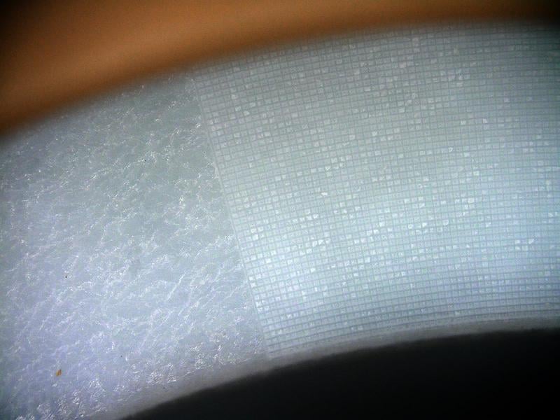 Die Kombination aus PFAS-freier Beschichtung und laserbasierter Mikrostrukturierung (rechts) ermöglicht den Einsatz von wasserbasierten Schmiermitteln. | Copyright: © Fraunhofer ILT