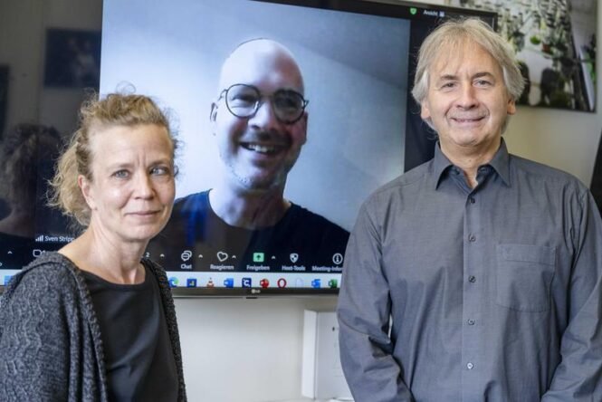 Anja Hemschemeier (links), Thomas Happe und Sven Stripp aus Potsdam (in der Mitte) arbeiten zusammen. | Copyright: © RUB, Marquard
