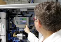 Kompakt und doch komplett: Die Umkehrosmoseanlage, die Reinstwasser für die Befeuchtung des Brennstoffzellensystems während der Prüfung zur Verfügung stellt (Foto: Dr. Carmen Meuser). | Copyright: © Fraunhofer IWU