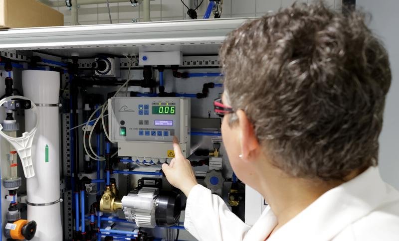 Kompakt und doch komplett: Die Umkehrosmoseanlage, die Reinstwasser für die Befeuchtung des Brennstoffzellensystems während der Prüfung zur Verfügung stellt (Foto: Dr. Carmen Meuser). | Copyright: © Fraunhofer IWU 