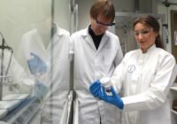 Forschende des Teams im Labor bei der Probennahme im Labor. V.l.n.r.: Pit Völs, Lesia Sandig | Quelle: TU Bergakademie Freiberg | Copyright: TU Bergakademie Freiberg