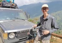 Co-Autor Amadeus Plewnia mit der neu-entwickelten Pumpe. | Quelle: Christopher Heine | Copyright: Universität Trier, Christopher Heine