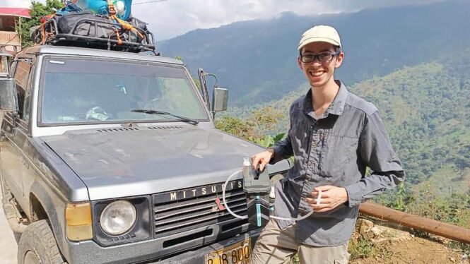 Co-Autor Amadeus Plewnia mit der neu-entwickelten Pumpe. | Quelle: Christopher Heine | Copyright: Universität Trier, Christopher Heine