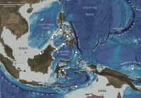 Eine Karte der südostasiatischen Inselwelt (ISEA) und der Sunda-Region, wie sie vor etwa 25.000 Jahren auf dem Höhepunkt der letzten Eiszeit aussah, mit den Standorten der archäologischen Stätten, die im Rahmen des Mindoro Archaeology Project untersucht wurden. Die Stätten wiesen bemerkenswert ähnliche Merkmale auf, obwohl sie Tausende von Kilometern voneinander entfernt sind und tiefe Gewässer zu durchqueren fast unmöglich ist, wenn man nicht über ausreichend fortgeschrittene Kenntnisse und Technologien in der Seefahrt verfügt. (Basiskarte: www.gebco.net, 2014)