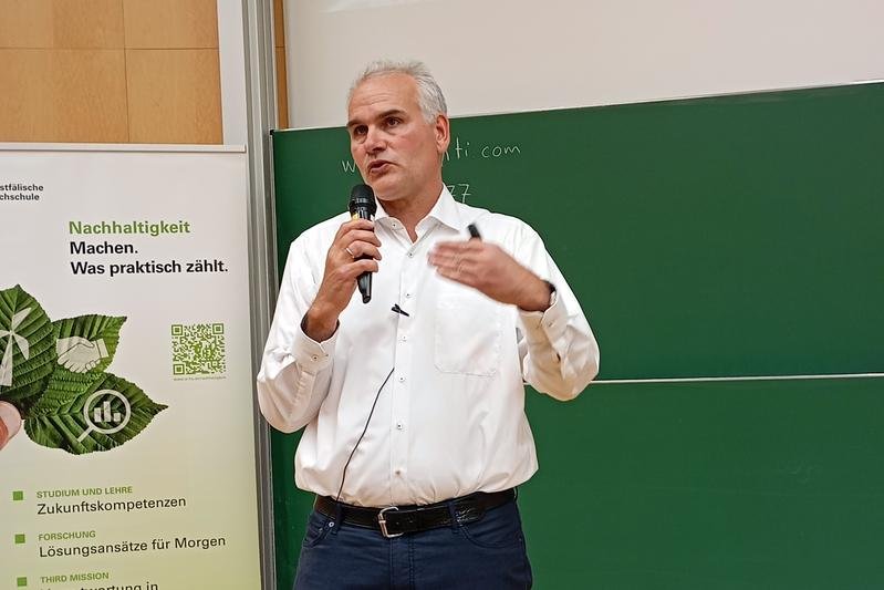 Bei der Ringvorlesung „Gemeinsam nachhaltig“ am Campus Recklinghausen warnte Prof. Dr. Ingo Tausendfreund eindringlich vor den Auswirkungen von Mikroplastik auf Mensch und Umwelt. | Quelle: Brigitte Dreischer | Copyright: WH