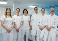 Drei Mitarbeiterinnen und drei Mitarbeiter der Radiologie des Uniklinikums Erlangen fliegen nacheinander in drei Teams nach Peru, um das gespendete MRT einzurichten, die Kolleginnen und Kollegen vor Ort zu schulen, gemeinsam die ersten Patientinnen und Patienten zu untersuchen und das Gerät schließlich zu übergeben (v. l. n. r.): Laura Schwarzfärber, Frederic Balling, Andrea Mühl, Prof. Dr. Uder, Dr. Christine Hauer und Dr. David Schinz. Foto: Michael Rabenstein/Uniklinikum Erlangen