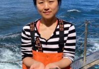 Die Autorin der Studie, Dr. Kwi Young Han mit einem ausgewachsenen Dorsch während der aktuellen Fischerei-Ausfahrt auf dem Forschungsschiff ALKOR | Quelle: Thorsten Reusch | Copyright: GEOMAR