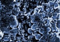 Rasterelektronenmikroskopische Aufnahme der positiven Elektrode einer Lithium-Ionen-Zelle. Die kleineren Nanopartikel aus Kohlenstoff sollen die Leitfähigkeit verbessern. | Copyright: BAM