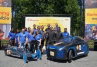 Siegerfoto mit ThaiGer-Rennwagen und Bengalo | Quelle: ThaiGer | Copyright: Hochschule Stralsund