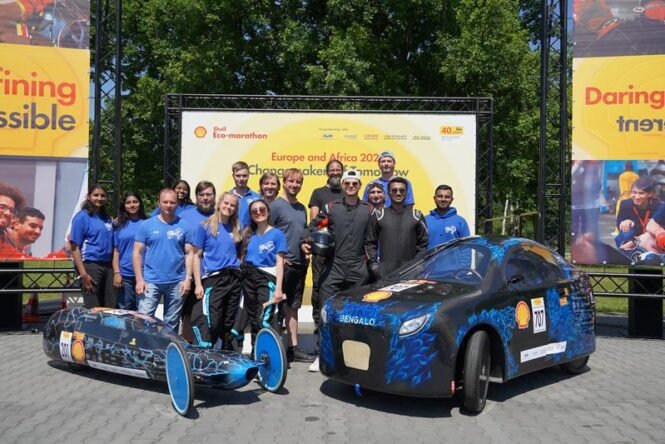 Siegerfoto mit ThaiGer-Rennwagen und Bengalo | Quelle: ThaiGer | Copyright: Hochschule Stralsund