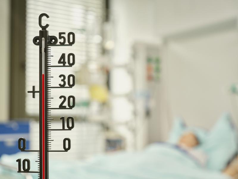 Thermometer | Pugnalom Der Klimawandel mit seinen zunehmenden Hitzeereignissen ist auch für die Pflegewissenschaft ein großes Thema. HSBI-Pflegewissenschaftlerinnen geben Tipps für den Umgang mit hohen Temperaturen. | Copyright: K. Starodubskij/HSBI