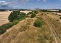 Luftbild des Harzer Naturdenkmals „Trog“, das 18 Arten von Wildpflanzen beherbergt, die eine besondere Bedeutung für die Ernährung und Landwirtschaft haben. | Quelle: Jonathan Brassac/JKI | Copyright: © Julius Kühn-Institut (JKI)